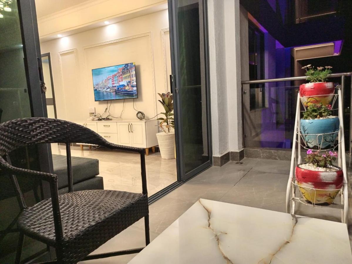 Stayrest Safari Tours New 3 Bedroom Apartments In Kilimani Nairobi With Rooftop Pool Exteriör bild