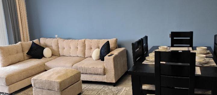 Stayrest Safari Tours New 3 Bedroom Apartments In Kilimani Nairobi With Rooftop Pool Exteriör bild